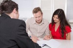 זוג שחותם על הלוואה