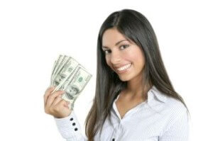 אשה עם כסף שהתקבל מהלוואה