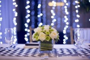 סידור פרחים על שולחן בחגיגת בר מצווה